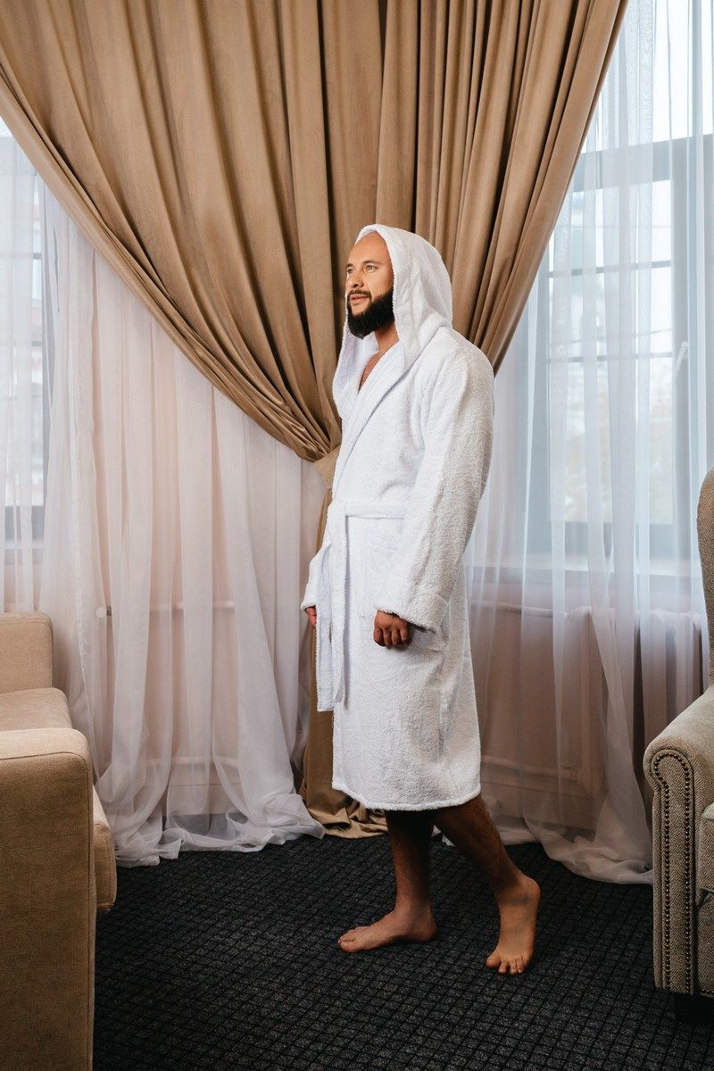 снимок Халат махровый с капюшоном, белый от магазина BIO-TEXTILES ОПТ